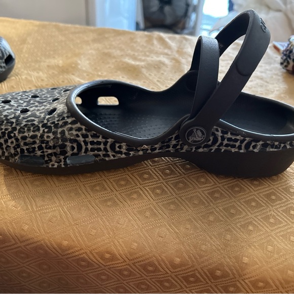 Crocs women's shoes in size 10. - Picture 4 of 7